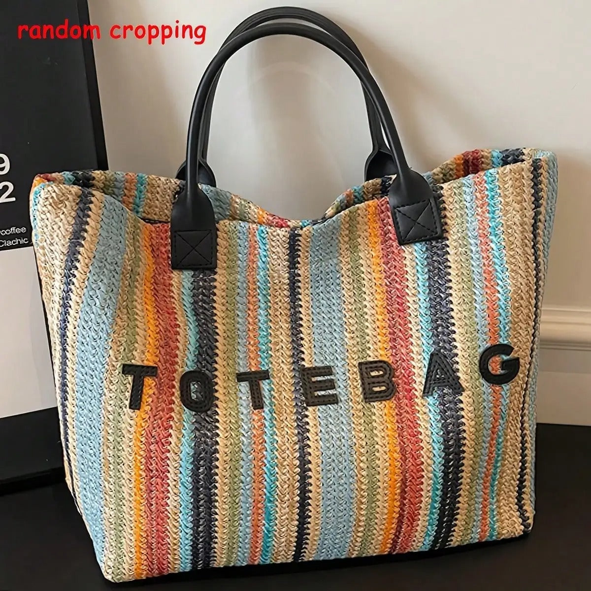 This stylish, colorful striped straw tote bag features a bohemian-style handwoven letter pattern and contrasting colors. A versatile and simple shoulder bag, perfect for summer beach vacations, everyday outings, or shopping.