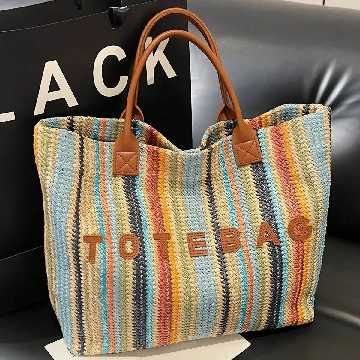 This stylish, colorful striped straw tote bag features a bohemian-style handwoven letter pattern and contrasting colors. A versatile and simple shoulder bag, perfect for summer beach vacations, everyday outings, or shopping.
