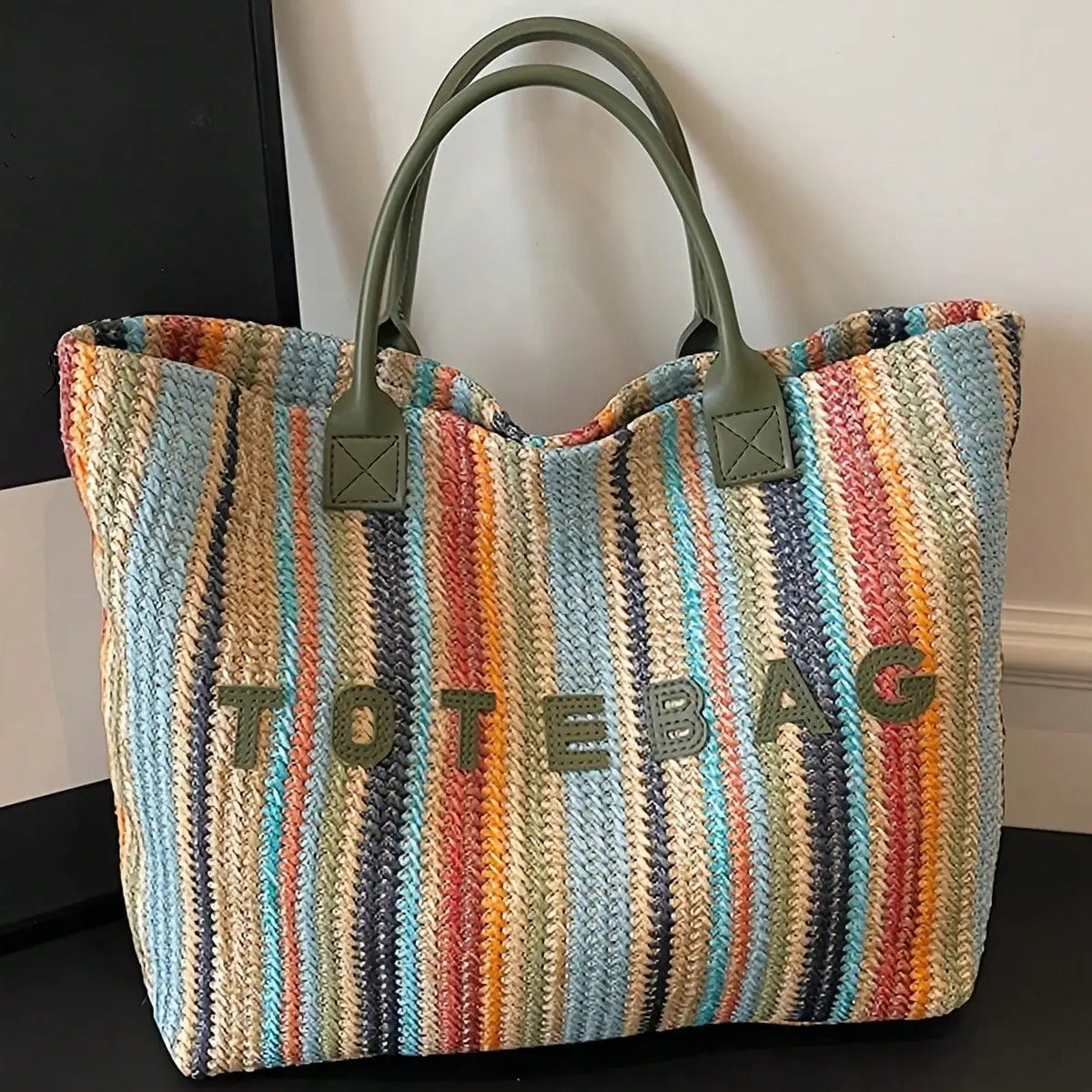 This stylish, colorful striped straw tote bag features a bohemian-style handwoven letter pattern and contrasting colors. A versatile and simple shoulder bag, perfect for summer beach vacations, everyday outings, or shopping.